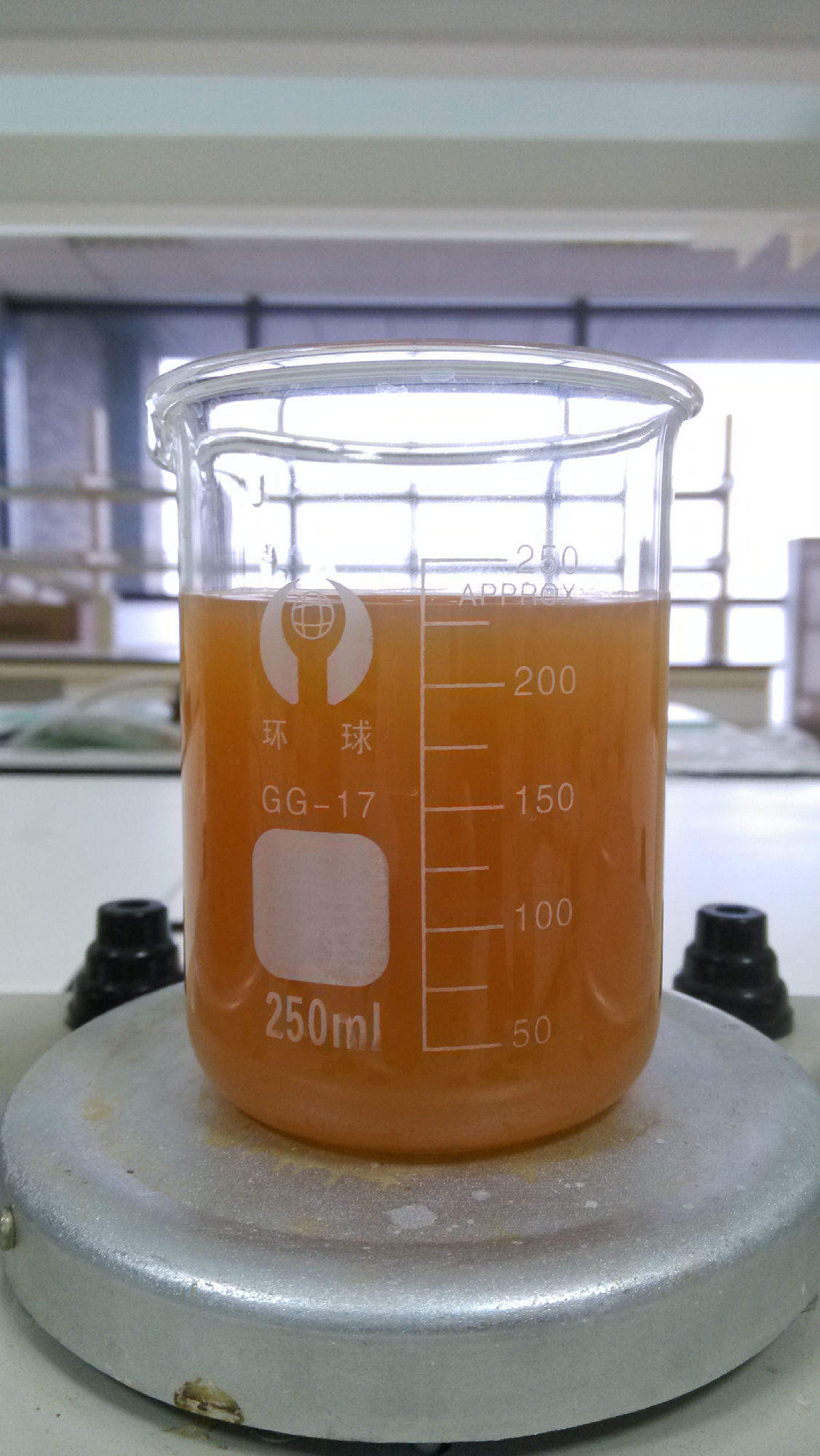 量的次亚磷去除剂p3以及双氧水,反应30min;如下图所示,溶液呈现浅黄色