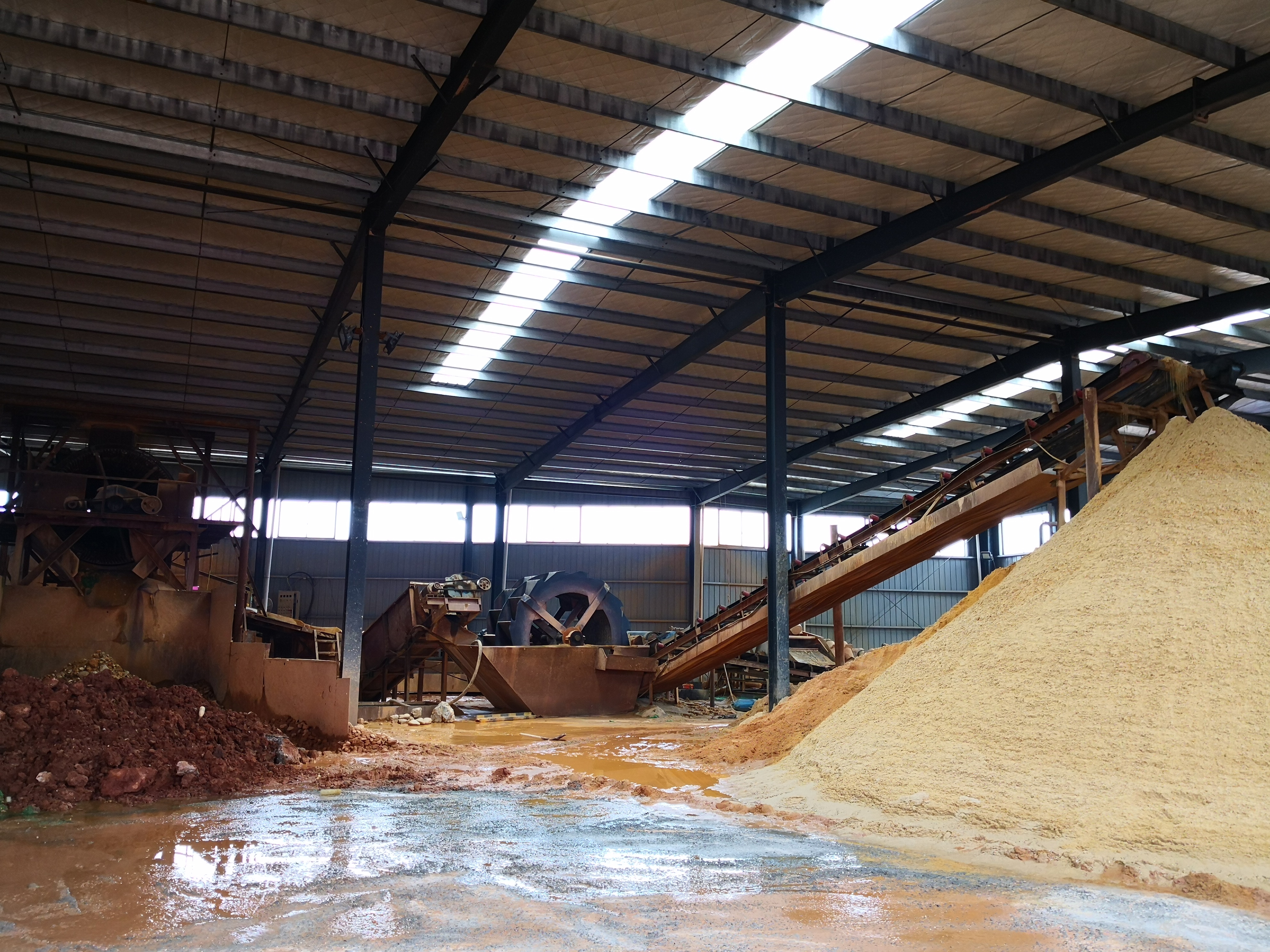 反映,乐山一中外河边(岷江三桥附近)新开一家洗沙厂每天噪音非常大